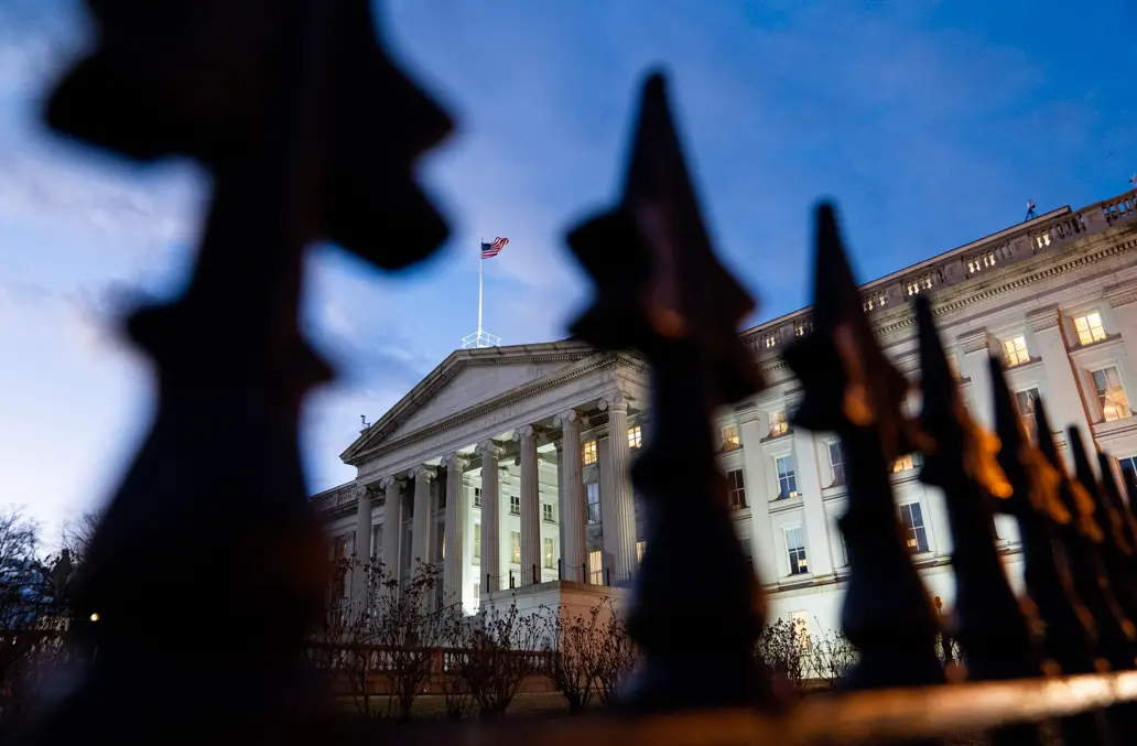 这是1月20日在美国首都华盛顿拍摄的财政部大楼。新华社记者 刘杰 摄