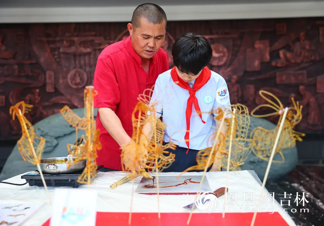 “糖画”第三代传承人、糖人表演艺术家董天让老师教授糖画制作。王振东 摄