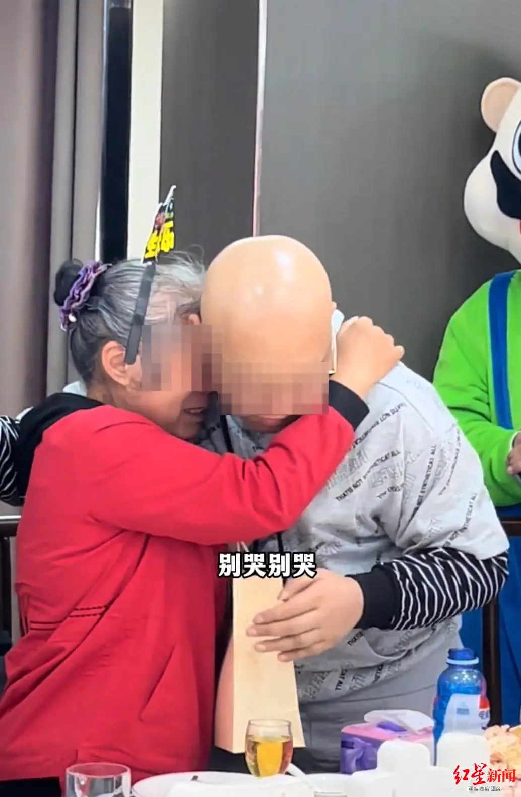 ▲爱心人士帮王振圆梦，为母亲过生日