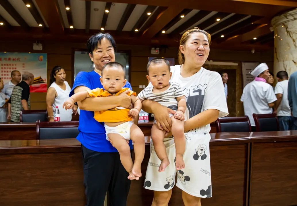 8月12日，在吉林市城际养老中心防汛安置点里回荡着村民和孩子们欢乐的笑声。 张景峰 摄