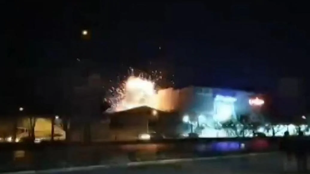 一段视频显示，伊朗伊斯法罕的一个军事工厂发生爆炸。图自《华尔街日报》