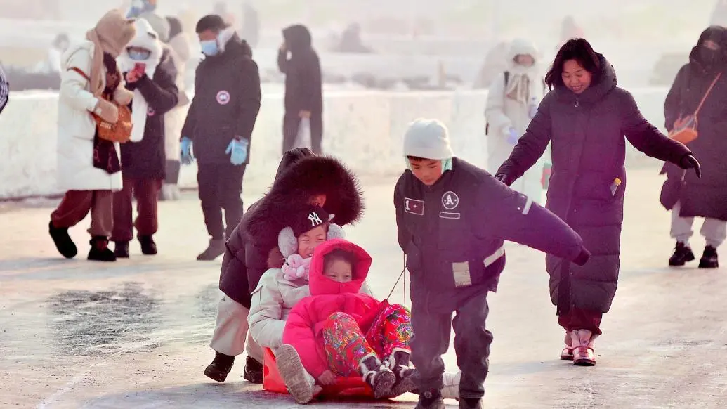 2024年2月10日，哈尔滨，大年初一，松花江冰雪嘉年华园区内，许多游客在体验冰雪游乐项目。 视觉中国 图
