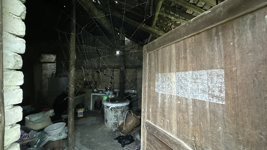 李和永家的房间，有些地方结了蛛网。