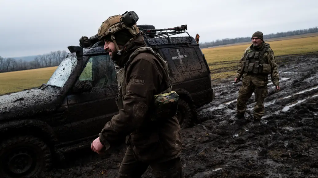 2月28日，顿涅茨克地区，乌克兰第80旅的军人在巴赫穆特外执勤。