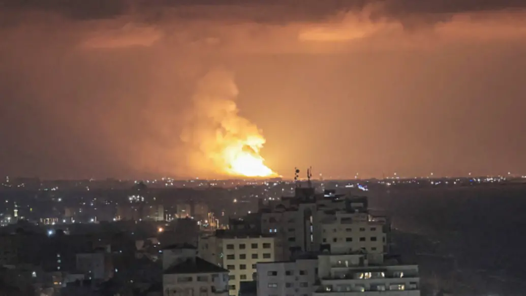 以色列于当地时间9日凌晨2时出动约40架飞机对加沙地带发动突然袭击，导致至少13人死亡。
