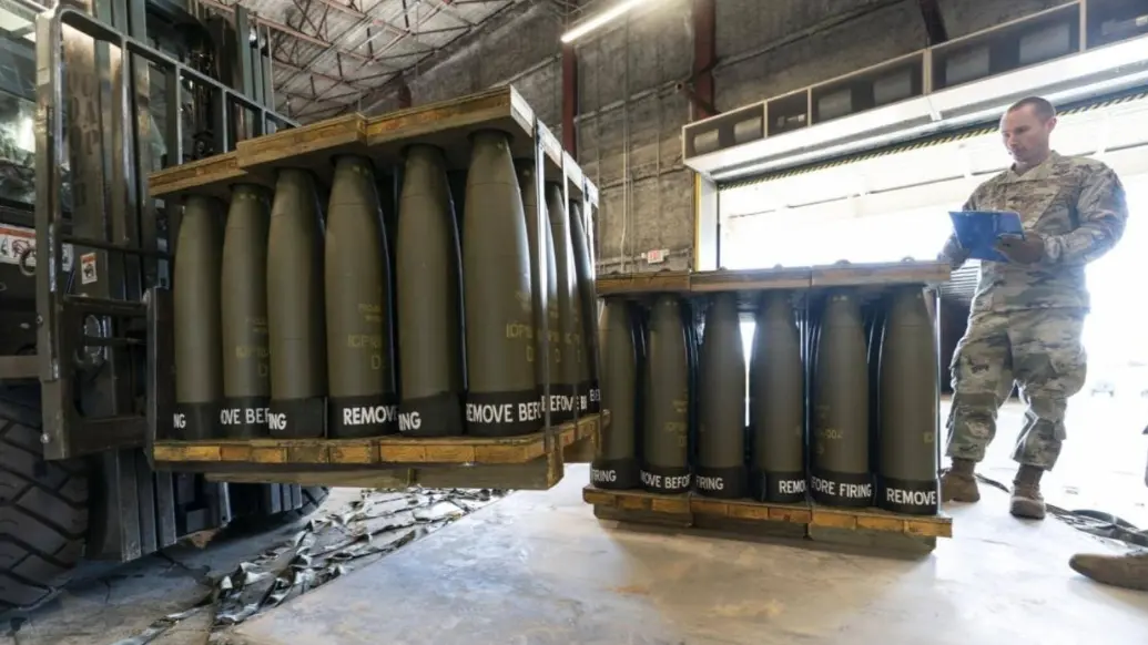 美军工厂工作日24小时连轴转生产炮弹 每月造2万枚