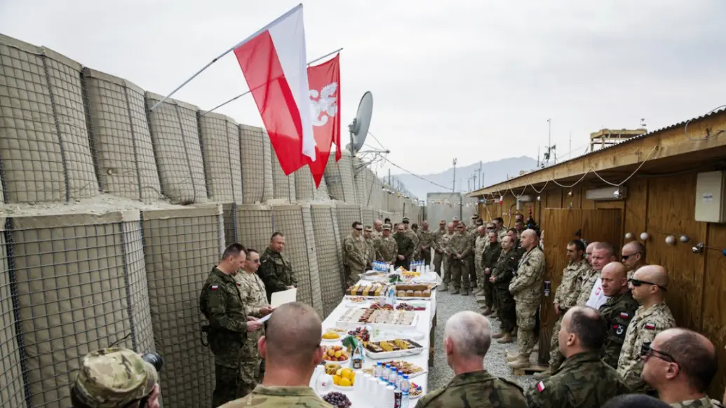 波兰军队在阿富汗获得的所谓“实战经验”，相比当下的俄军显得相当寒酸。（图为波兰军队与美军在阿富汗过圣诞节）