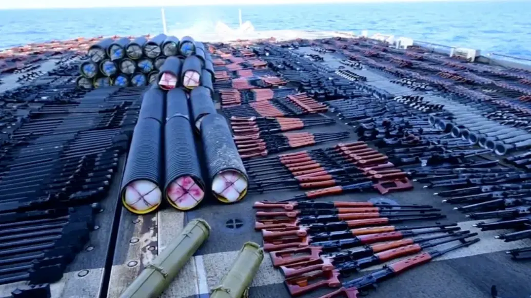 图为美第五舰队于2022年12月1日在阿曼湾拦截的伊朗渔船，查获大量走私武器和制作导弹的材料。