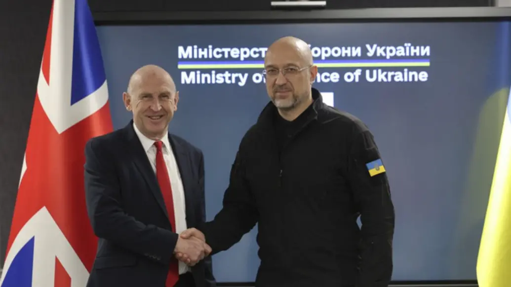 英国国防大臣约翰·希利(左)访问乌克兰