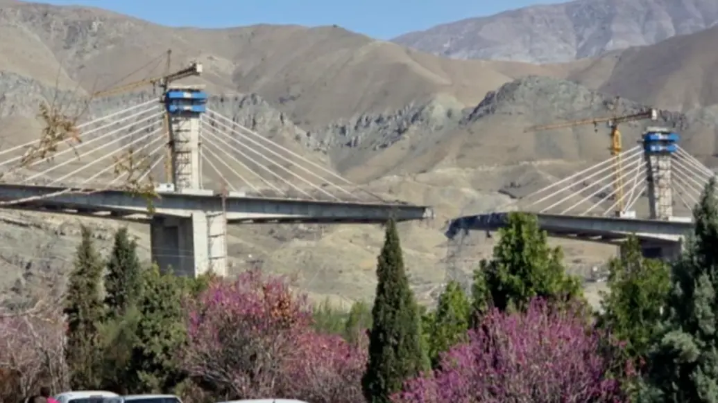 特朗普发布炸桥视频施压，伊朗外长：不会投降