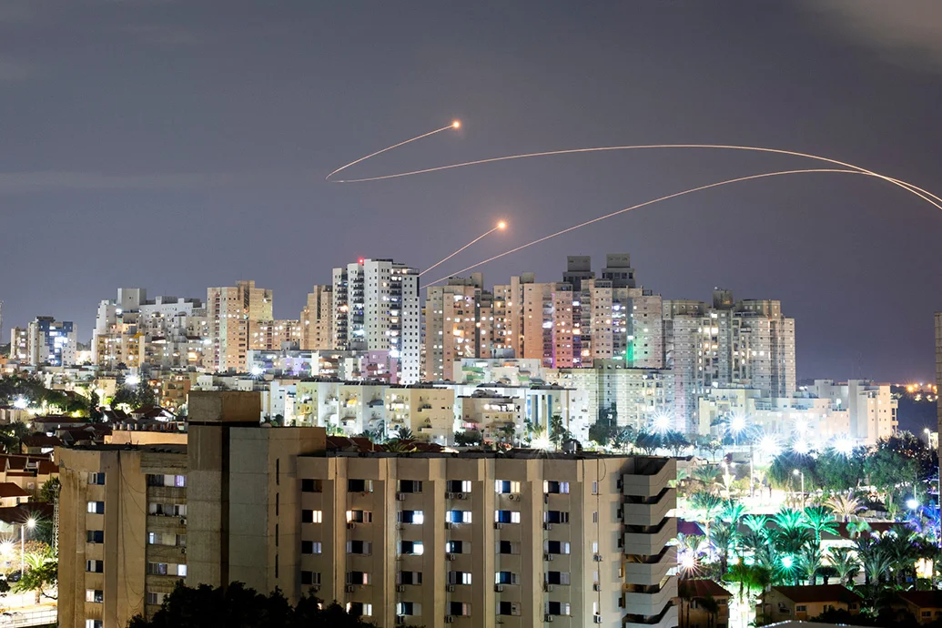 当地时间2023年12月24日，以色列阿什凯隆，向远处眺望，以军“铁穹”防空系统拦截数枚来自加沙地带的火箭弹。 澎湃影像 资料图
