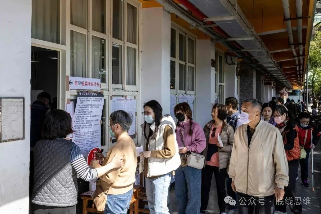 台湾民众排队投票 图自法新社