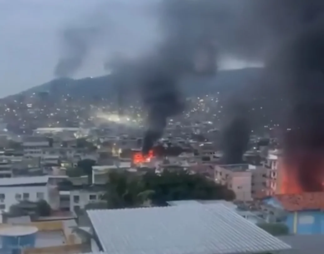 现场视频显示,行动当日枪声四起,行动地域内多处起火,浓烟弥漫。 视频截图