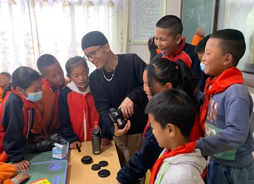 在大凉山，与彝族小朋友一起欣赏美