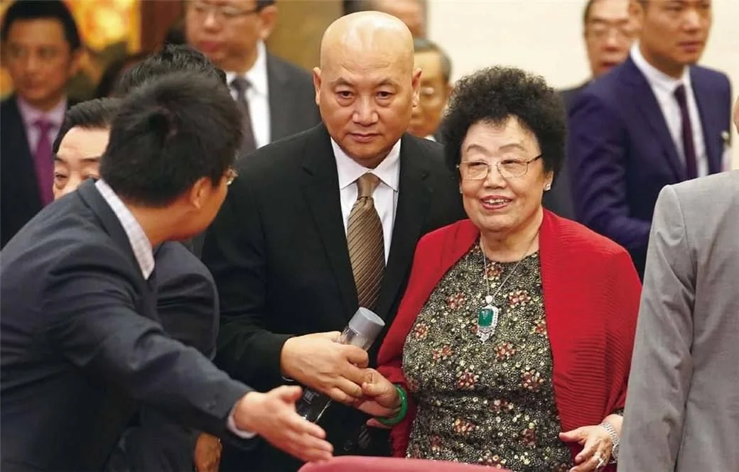 79岁“唐僧夫人”陈丽华遗嘱曝光：500亿给迟重瑞，背后原因出人意料-唐僧老婆陈丽华财产怎么划分