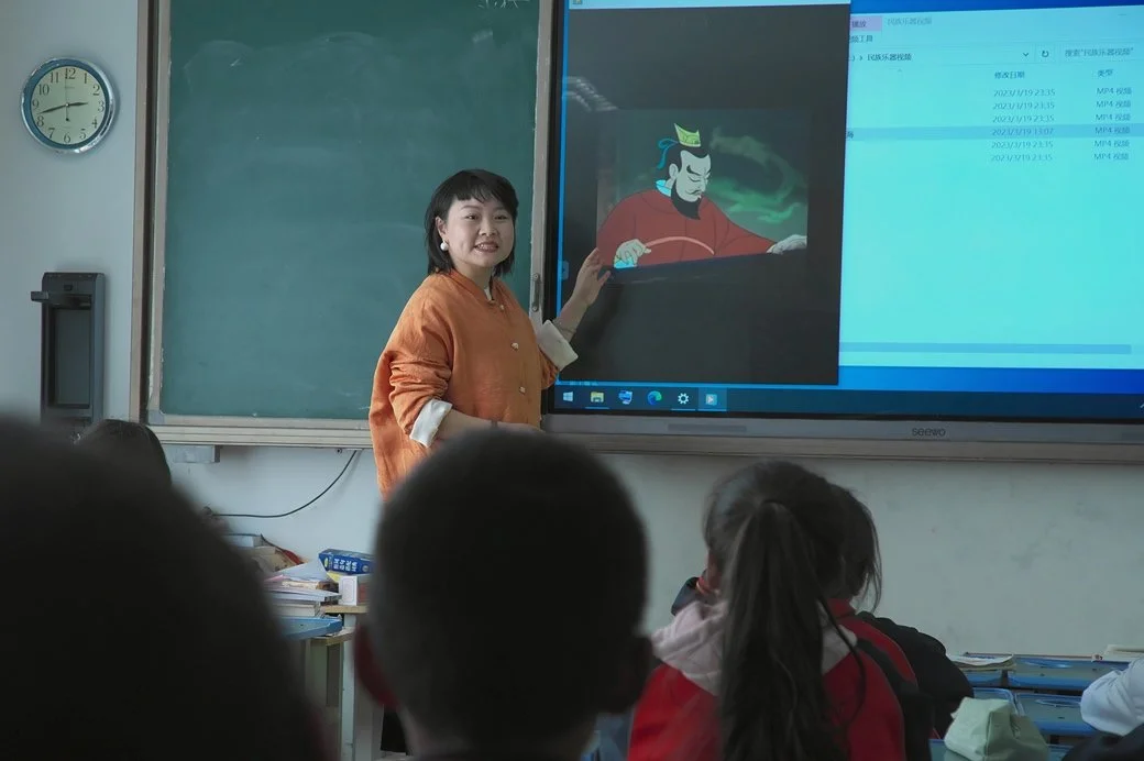 在大凉山，与彝族小朋友一起欣赏美