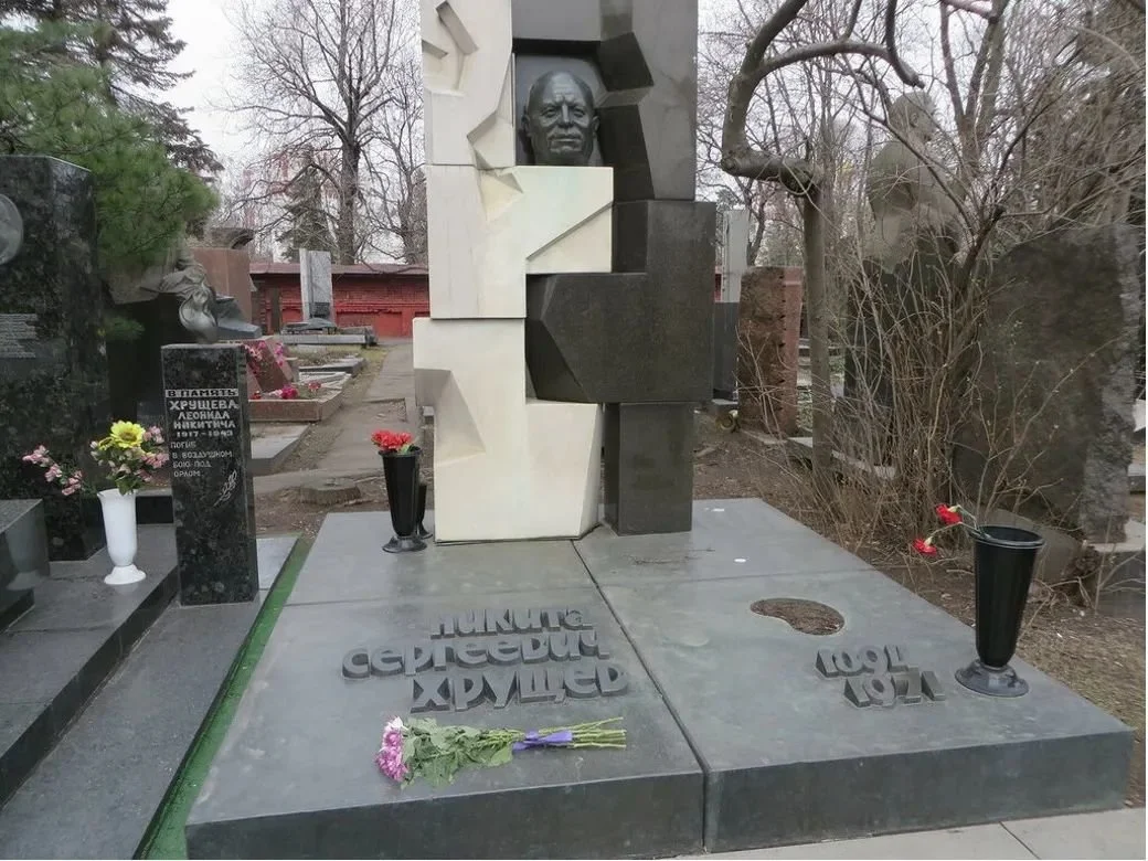 图：赫鲁晓夫的墓碑由黑白两色的花岗石制成