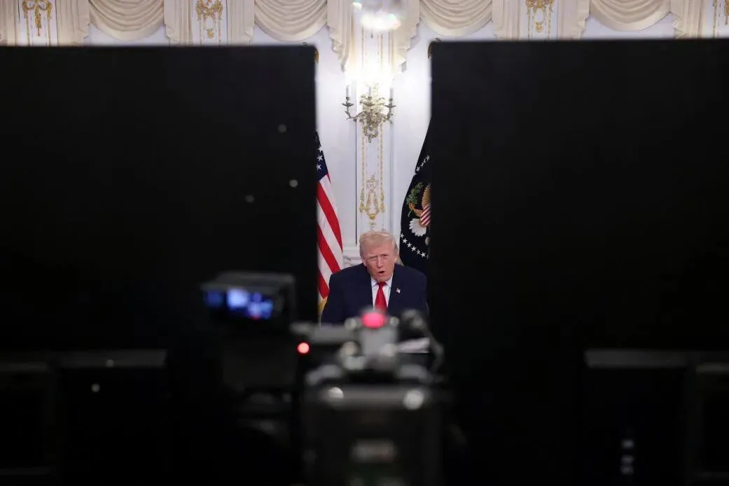 美国总统唐纳德·特朗普于2025年11月27日在佛罗里达州棕榈滩与美国陆军服役人员举行通话。