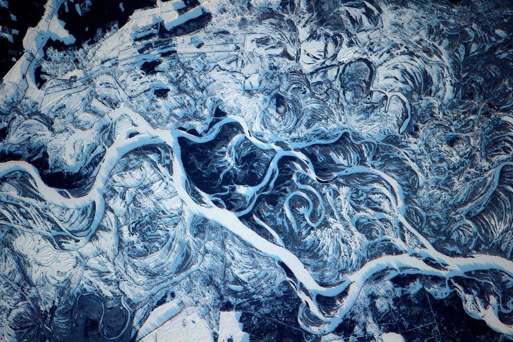 这不是油画，而是2017年2月19日欧洲航天局宇航员托马斯·佩斯凯在国际空间站上拍摄的第聂伯河沿岸照片，可见第聂伯河的纷杂支流切割了这一区域