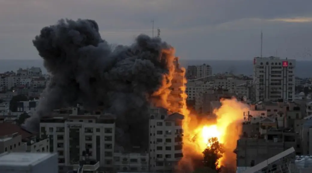 遭遇“哈马斯”突袭后，以色列国防军对加沙地区展开空袭。