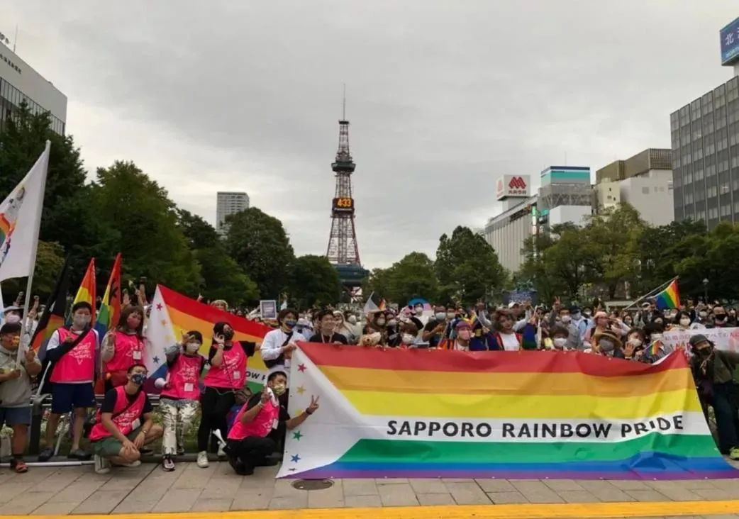 小安和其他志愿者一起参加札幌的彩虹游行活动。图片由受访者提供