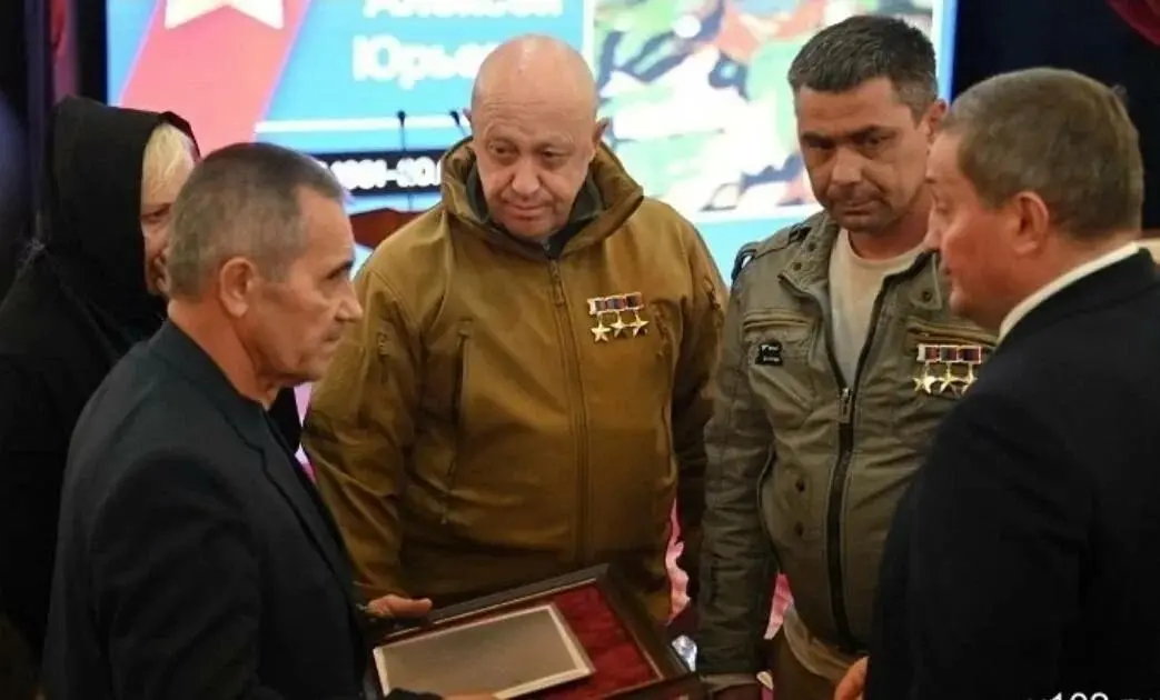 ↑安东·伊利扎罗夫（右二）和普里戈任（左二）