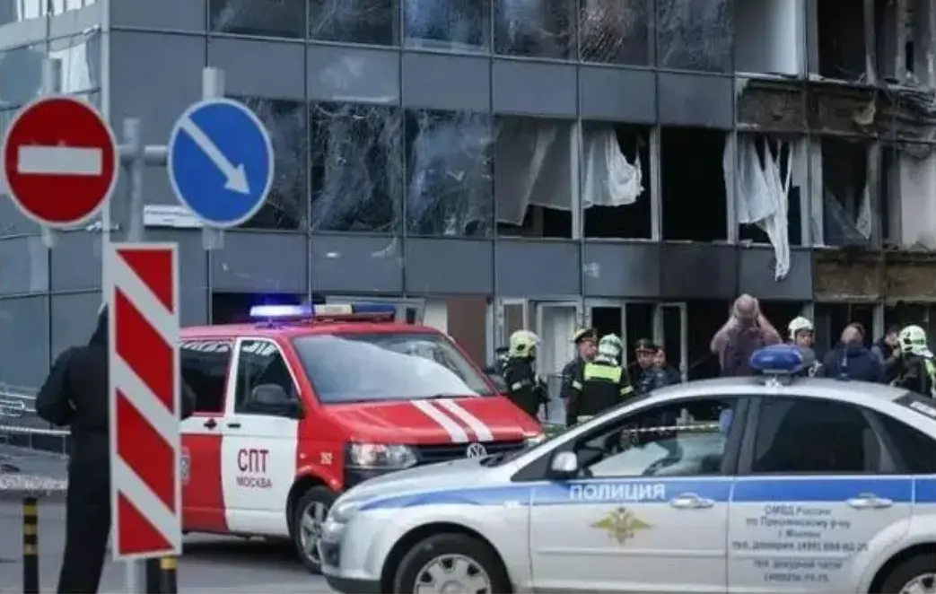 8月1日凌晨，1架袭击莫斯科的乌军无人机被击落后撞向莫斯科国际商务中心办公大厦。