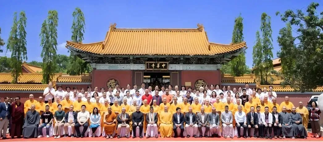 2023年5月5日，中国驻尼泊尔大使陈松，中华寺方丈、本焕学院院长印顺法师，尼泊尔蓝毗尼佛教大学代表等，共同出席尼泊尔中华寺海外学习班开班仪式。尼泊尔中华寺成为中国佛教海外教育与实践的重要基地，也是中尼两国教育与文化交流活动的重要平台。