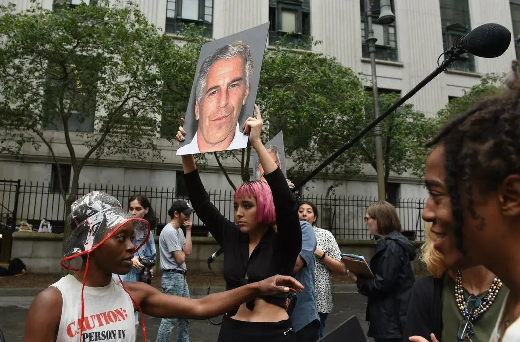▲2019年，抗议者举着印有爱泼斯坦肖像的标语在纽约联邦法院外示威。（图源：外媒）