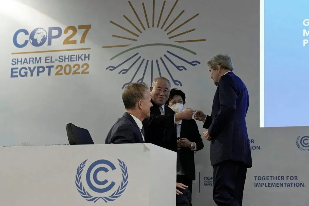 ◆2022年举办的联合国气候变化大会上，克里与解振华会面