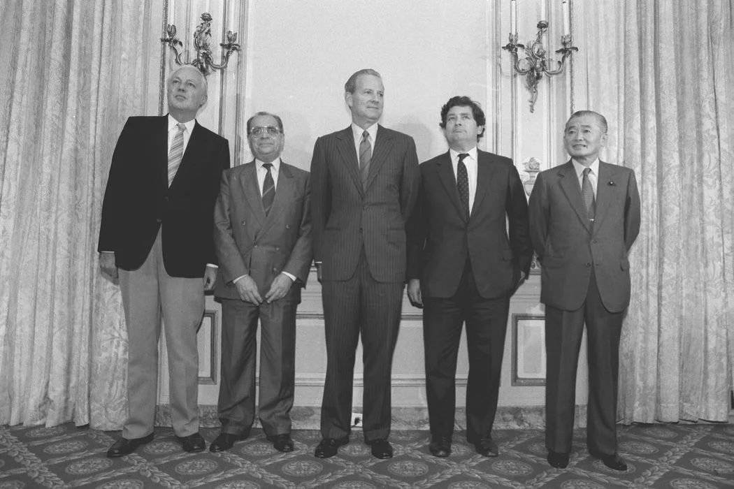 1985年，美国、英国、法国、联邦德国和日本在美国纽约的广场酒店（Plaza Hotel）签署了《广场协议》。 纽约时报