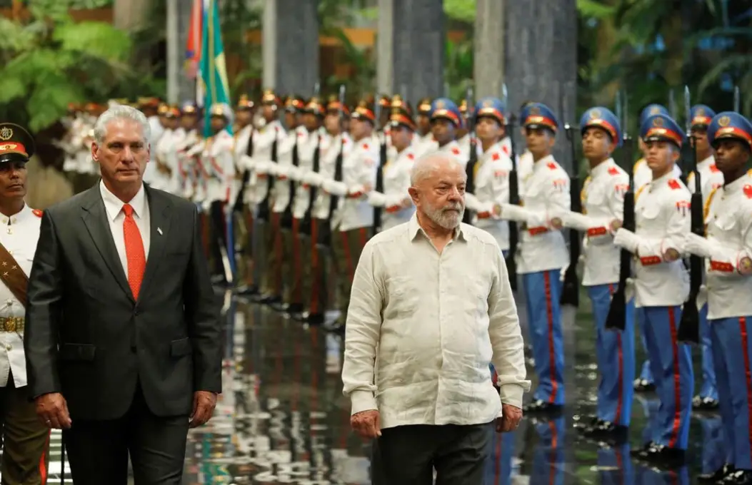 古巴国家主席迪亚斯-卡内尔陪同卢拉检阅仪仗队，图自路透社