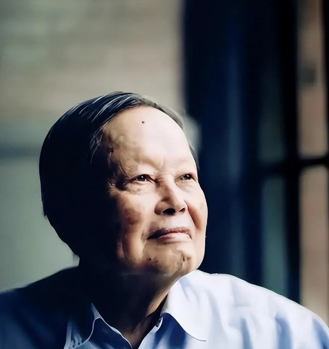 杨振宁100岁生日宴状态不佳，靠娇妻翁帆搀扶，翁帆红裙气质佳-杨振宁及妻子与翁帆