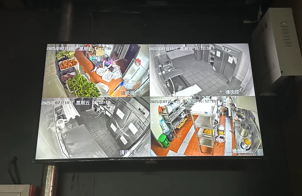 ▲一无堂食外卖聚集区域，各家后厨的操作被全程视频记录