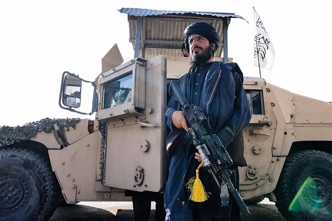 3月27日，在阿富汗喀布尔，塔利班安全人员在爆炸事件现场附近警戒 新华社/美联