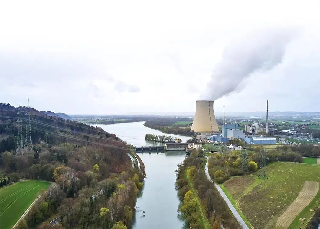 4月12日拍摄的位于德国巴伐利亚州的伊萨尔核电站（无人机照片）
