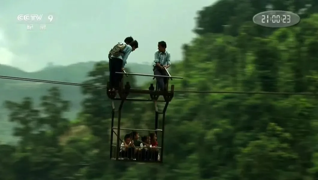 “飞跃”河流上学的尼泊尔儿童。来源/纪录片《翻山涉水上学路》截图