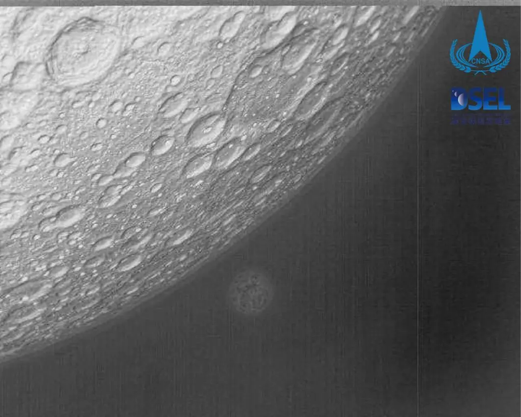 2024年4月8日，天都二號拍攝地月合影圖像。波長為8~14 um的遠紅外譜段月球成像數據，背景中較小的天體為地球