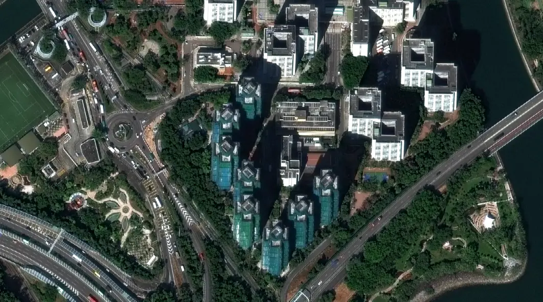 维修期间的宏福苑（图中的绿色楼体）