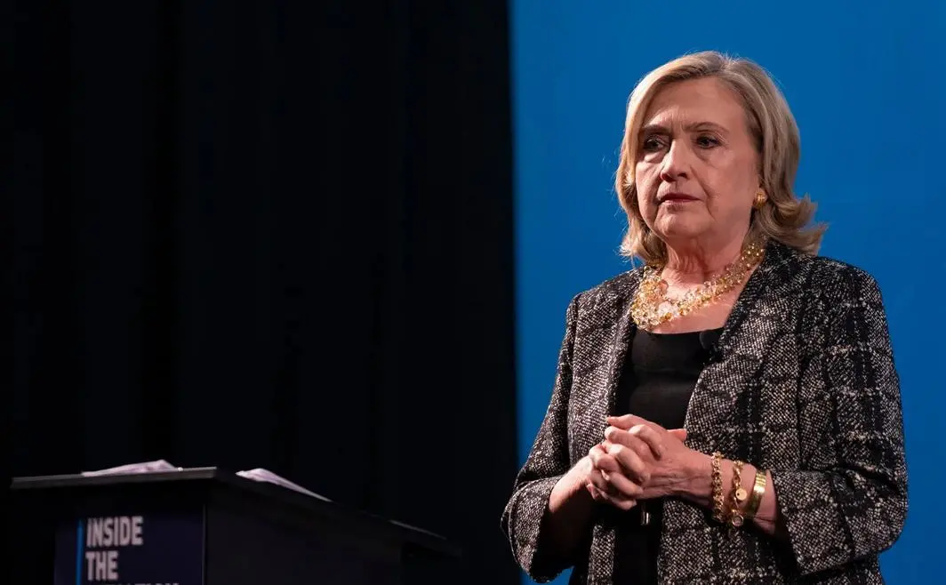 希拉里抱怨当年因被女性选民抛弃而败选：因为我是女人，我就得完美