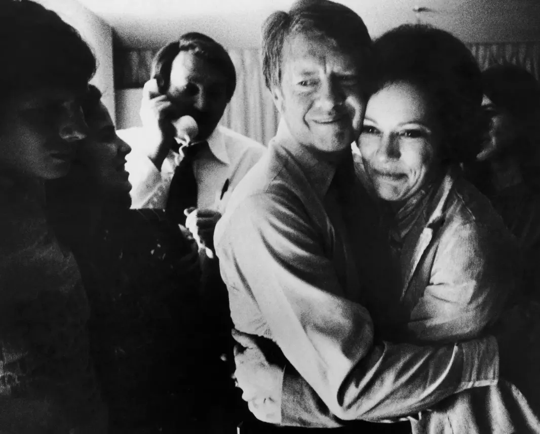 · 1976年，得知卡特当选总统的消息后，罗莎琳和卡特在竞选中心拥抱在一起。