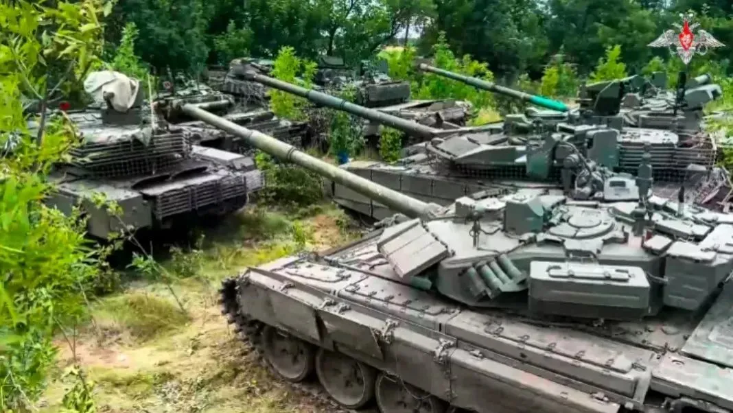 · 2023年7月，瓦格纳向俄军移交的T-90和T-72坦克。（俄罗斯国防部发布）