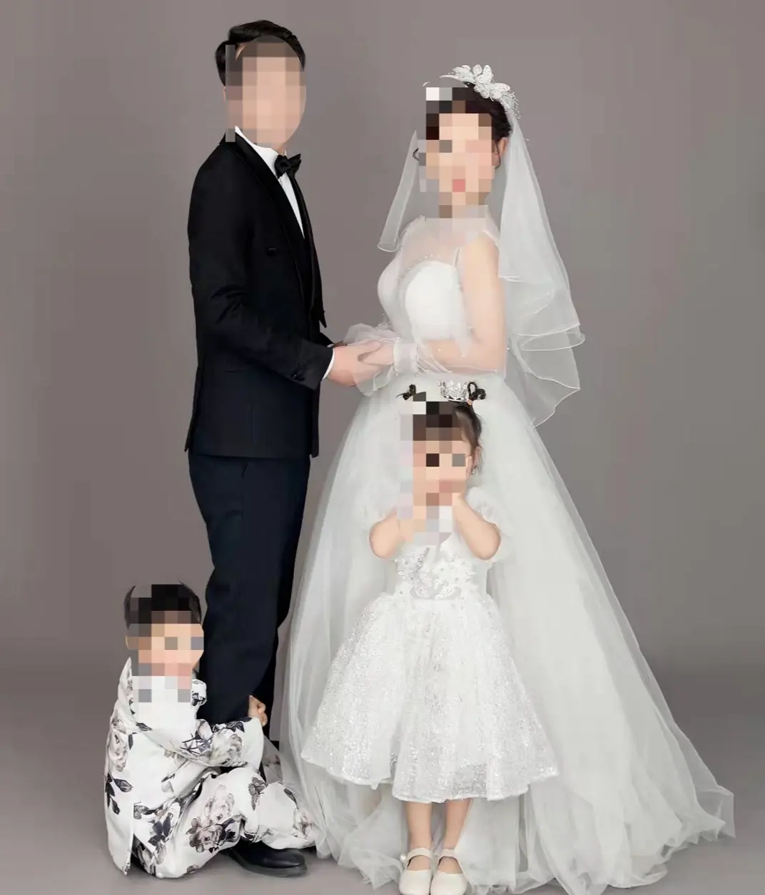 ▲梁先生一家4口曾经拍摄的全家福 受访者供图