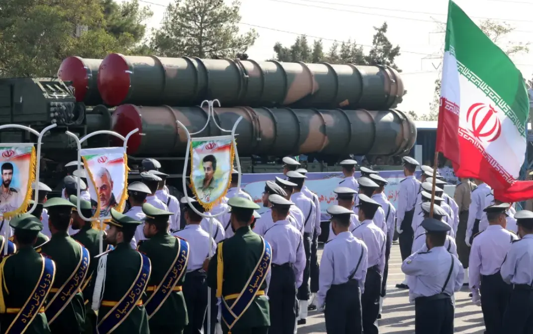 图为伊朗展示其最强防空系统——S-300。