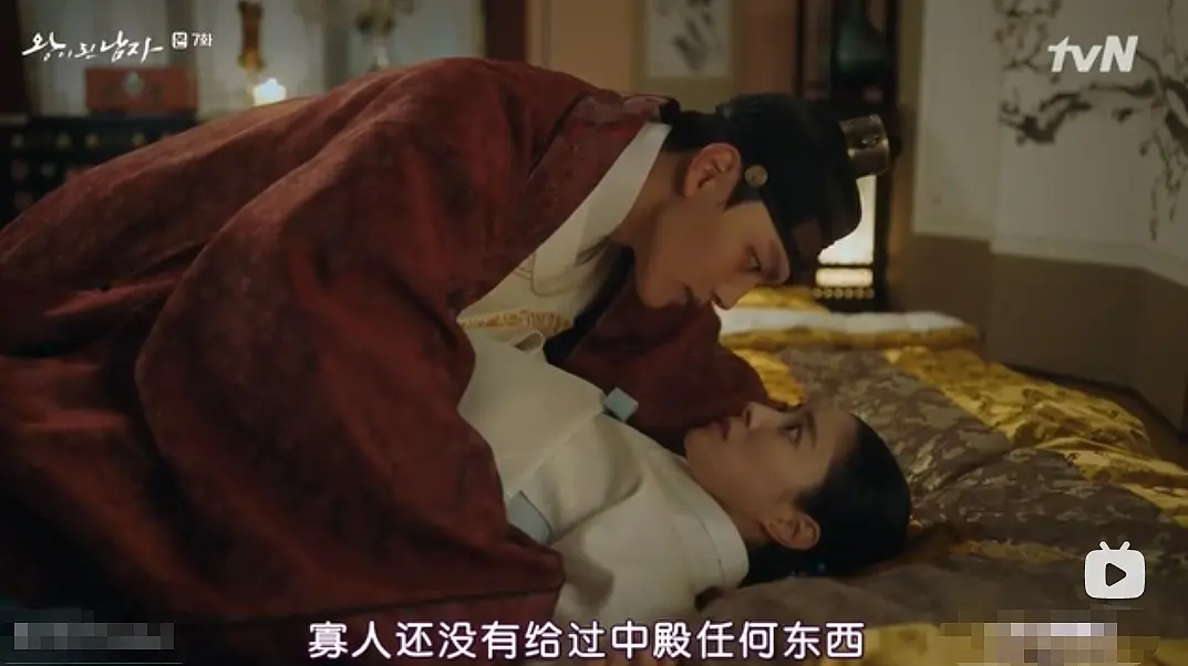 正准备滚地板的韩国君王 丨图源：韩剧《成为王的男人》