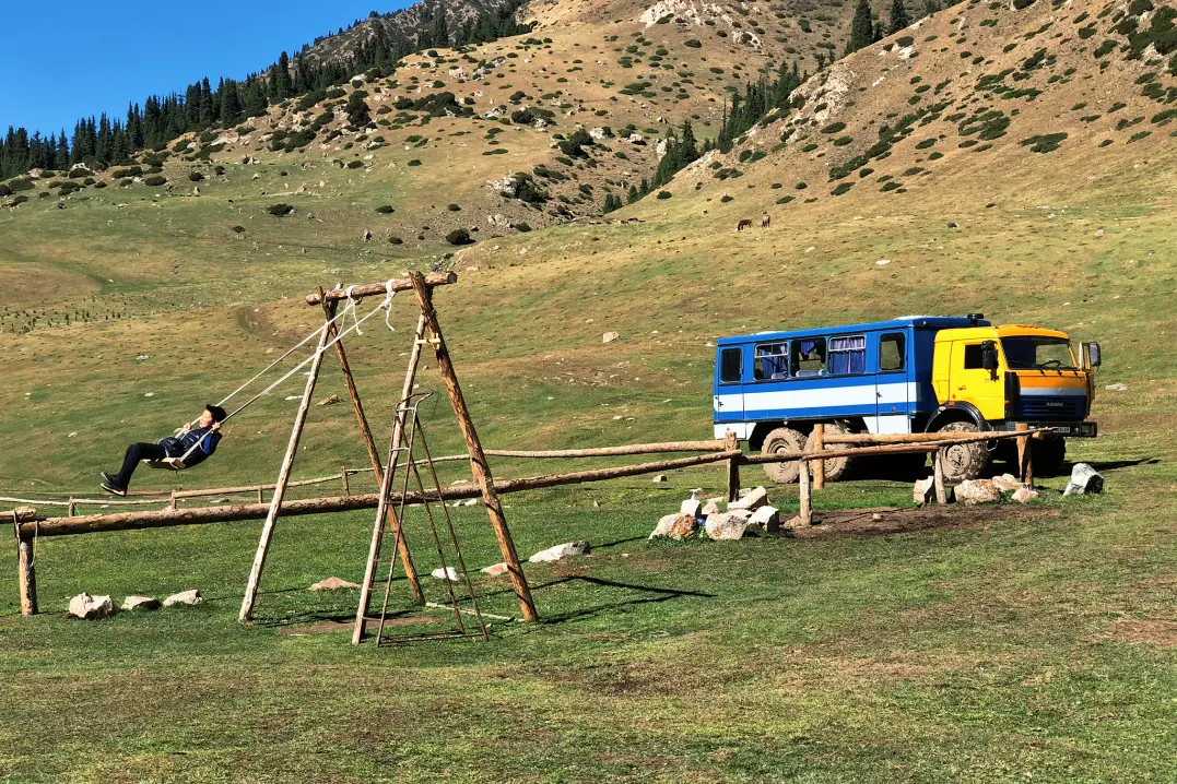 生活在山谷中，荡着秋千的当地小孩