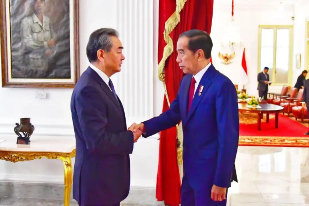 4月18日，印尼总统佐科在雅加达会见王毅 图：外交部网站