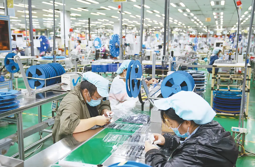 中国工厂支撑了苹果公司近年来的迅猛发展。图为富士康郑州公司的员工在赶制订单。（视觉中国）