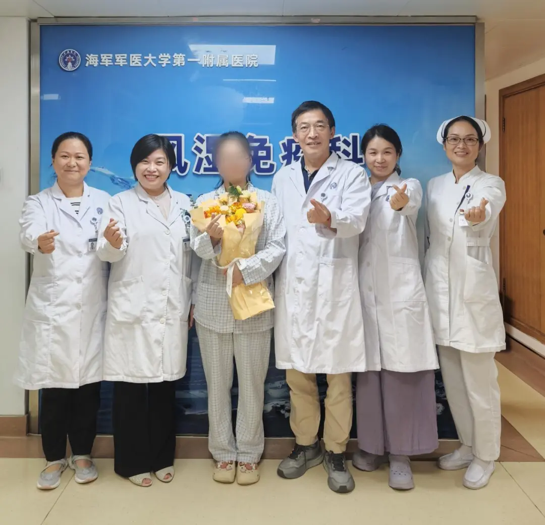 治疗后，赵女士长海医院风湿免疫科团队合影