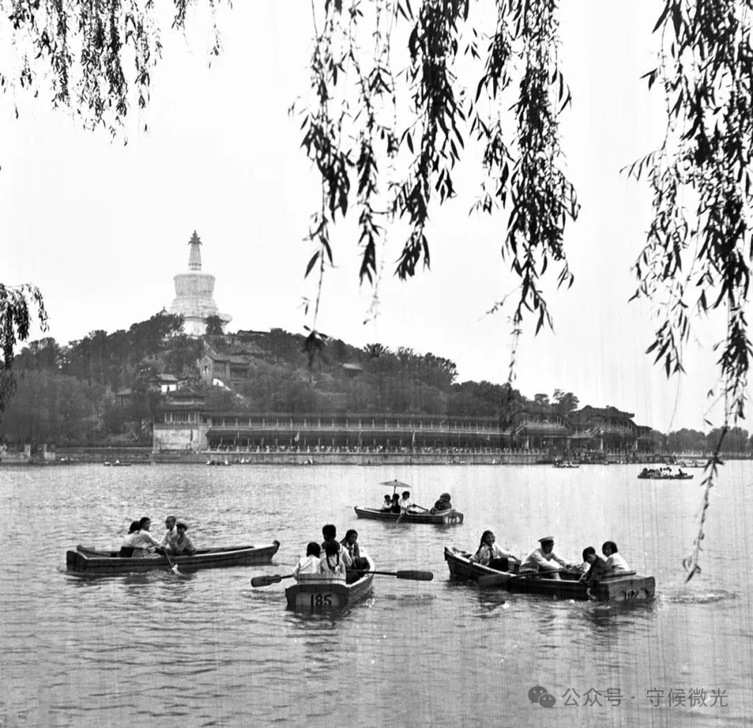 1954年6月1日，北京，少年儿童们和海军叔叔在北海公园的水上联欢。贾化民/摄